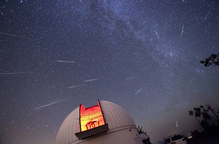 Метеоритный дождь над куполом обсерватории в Рожене