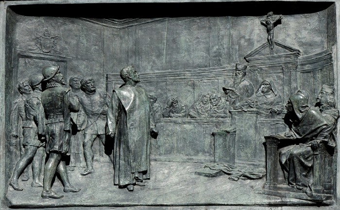 Суд инквизиции над Джордано Бруно. Бронзовый барельеф на площади Цветов в Риме