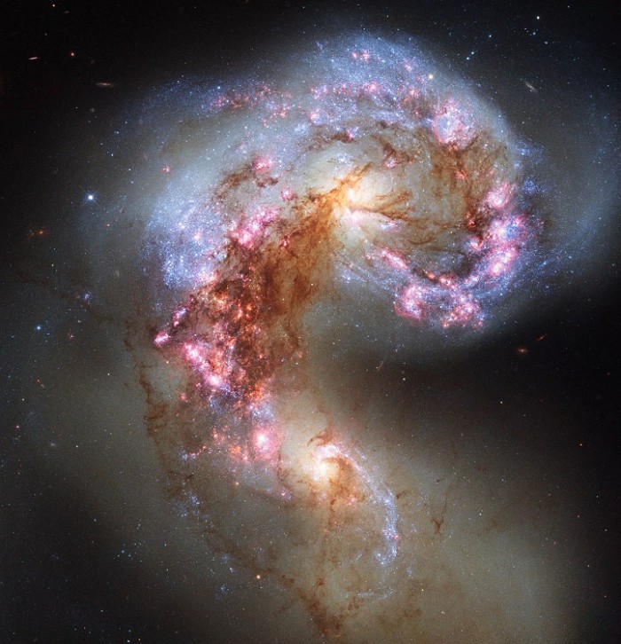 Галактики Антенны (NGC 4038 и NGC 4039)