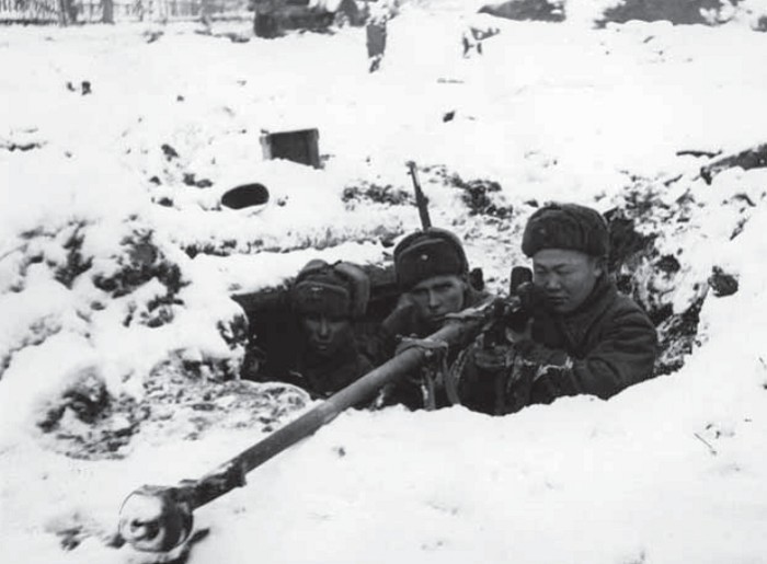 Расчет советского противотанкового ружья ПТРД-41 на позиции во время битвы за Москву