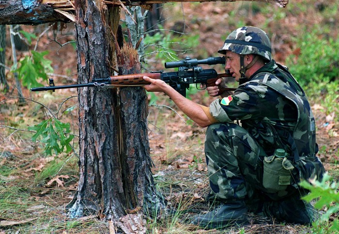 Венгерский солдат с винтовкой СВД.