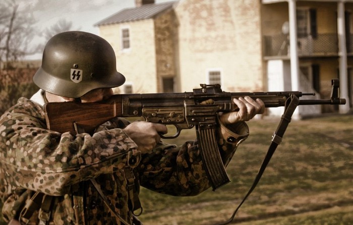 Немецкий пехотинец частей СС, вооруженный штурмовой винтовкой StG-44