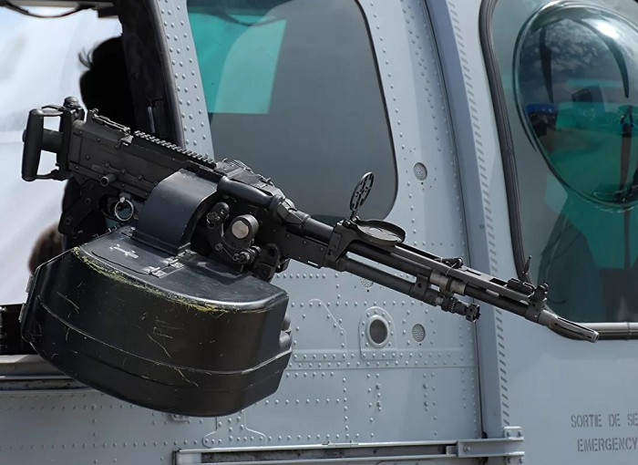 FN MAG, установленный в дверном проеме боевого вертолета