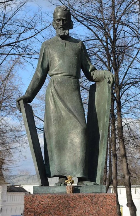 Памятник Андрею Рублеву около Спасо-Андроникова монастыря в Москве.
