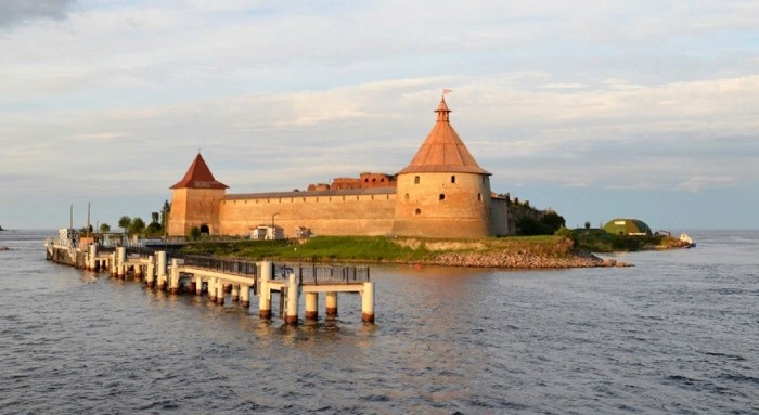 Современный вид на крепость Орешек со стороны реки Невы. Шлиссельбург