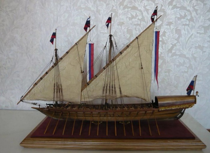 Типичная русская скампавея (полугалера) — гребно-парусное десантное и боевое судно. Модель М. Крахмального