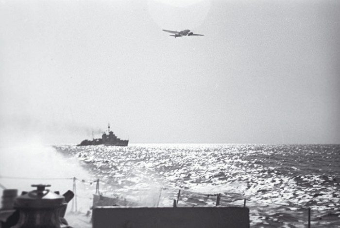 Тихоокеанский флот. 1945. В небе виден бомбардировщик Ил-4, пролетающий над эсминцами проекта 7