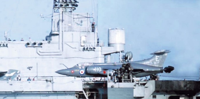 «Карманный линкор» британского флота — палубный штурмовик Buccaneer S.2 на палубе авианосца HMS Eagle в Средиземное море. 1970