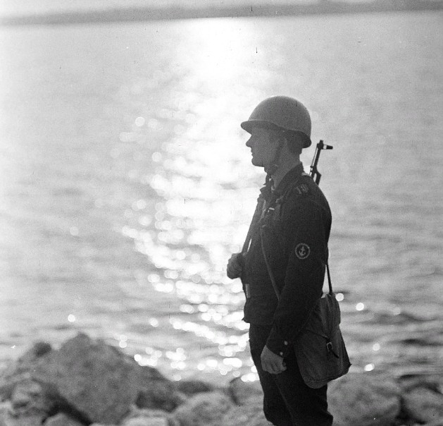 Советский морской пехотинец Краснознаменного Тихоокеанского флота на посту. 1974. Владивосток 