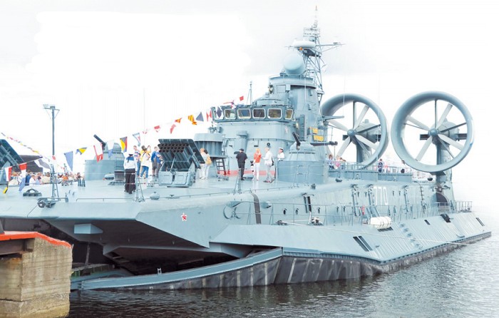 Малый десантный корабль на воздушной подушке проекта 1232.2 («Зубр») на 7-м Международном военно-морском салоне в СанктПетербурге. 5 июля 2015 г.
