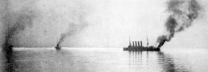 Загоревшийся в порту Чемульпо российский крейсер «Варяг» (крайний справа). 1904