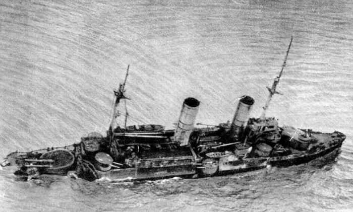Линкор «Слава», сильно поврежденный, брошенный, лежащий на грунте в проливе Моонзунд. 1917