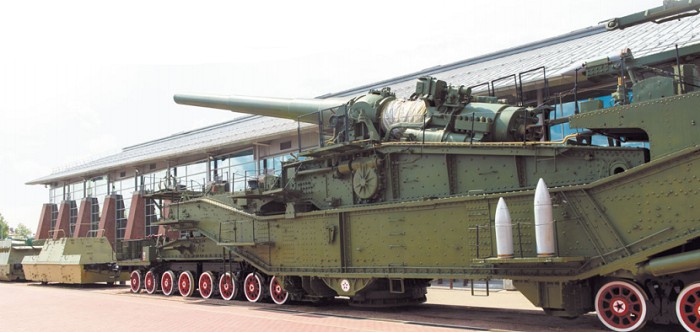 Железнодорожная артиллерийская установка ТМ-3-12 во внешней экспозиции Музея железных дорог России.