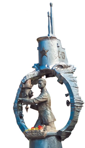Памятник Герою Советского Союза, выдающемуся подводнику А. И. Маринеско, в Калининграде