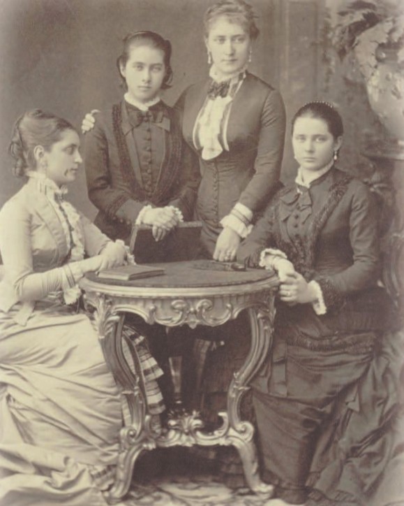 Княгиня Татьяна Александровна Юсупова (в центре) с дочерьми Татьяной (стоит справа от нее) и Зинаидой (сидит по левую руку). 1870-е