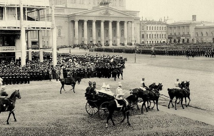 Царский экипаж на Театральной площади во время парада войск. 1910