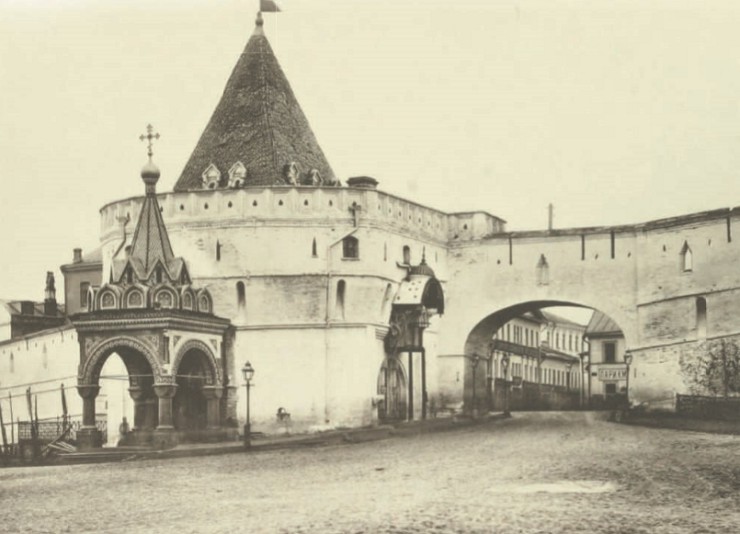 Варварские ворота, которыми заканчивается Старая площадь