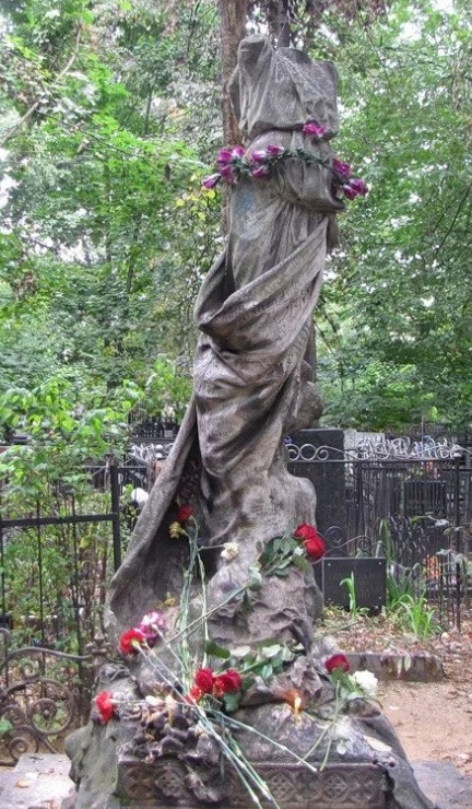 Памятник Соньке Золотой Ручке на Ваганьковском кладбище