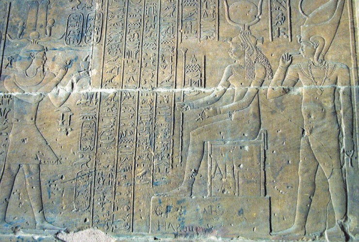 Фараон приносит дары Тефнут и Шу. Рельеф в храме Дакка. III в. до н. э. Озеро Насер, Египет