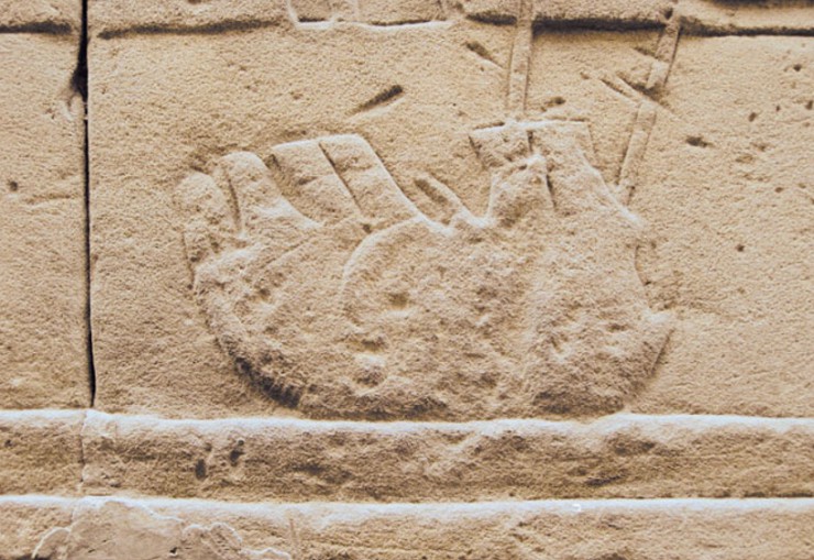 Поверженный Сет. Фрагмент рельефа. Храм в Эдфу. 237–56 гг. до н. э. Египет