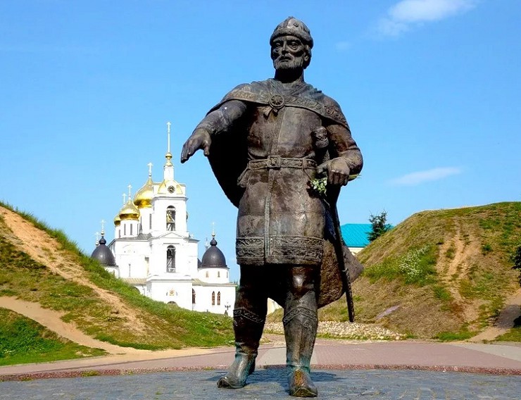 Памятник Юрию Долгорукому, основателю Москвы, в городе Дмитрове