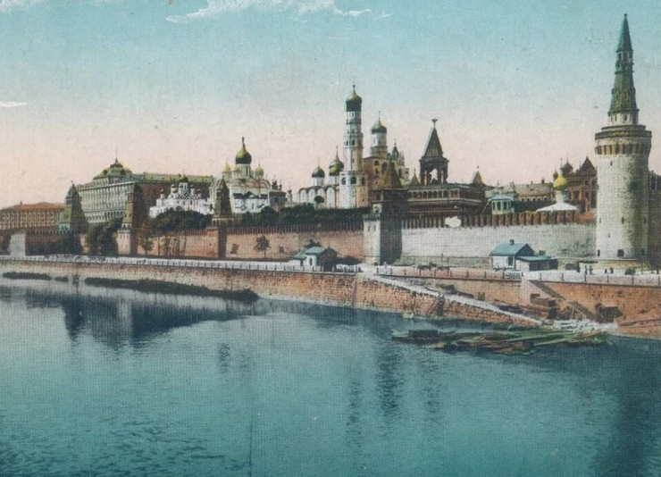 Вид Кремля с Москворецкого моста на старинной открытке