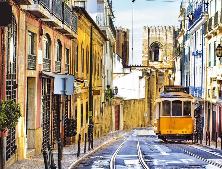 Старый желтый трамвай Португалия