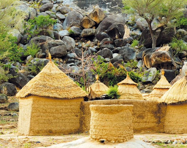 Дома из глины и грязи у подножия вулканических гор Мандара