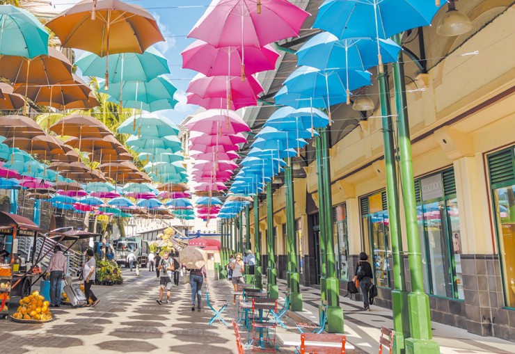 Жители города Порт-Луи решили бороться с жарой с помощью оригинальных навесов из зонтиков