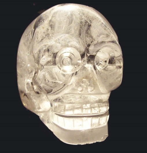 Хрустальный череп в Музее на набережной Бранли, Париж, Франция 
