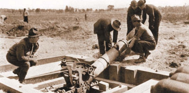 Американские солдаты обслуживают240-мм окопный миномет «Dumisilles-Batignolles» обр. 1915 г.