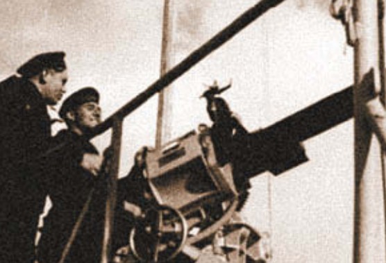 Подводная лодка британского флота с пушкой «Vickers» на борту