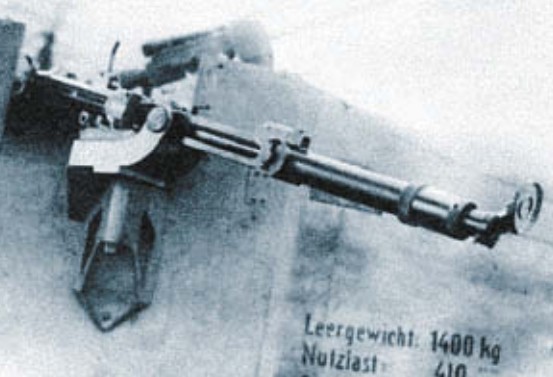 Немецкий штурмовик «Albatros» J. I с 20-мм пушкой, прикрепленной на боку фюзеляжа возле кабины стрелка