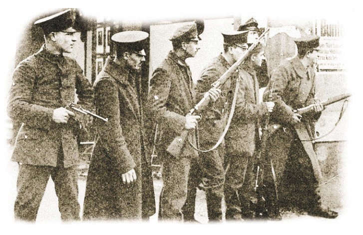 Бойцы вооружены винтовками Маузера обр. 1898 г. и пистолетом С 96 (офицер слева)
