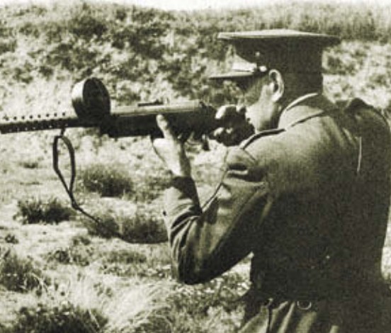 Чехословацкий офицер с пистолетом-пулеметом МР 18