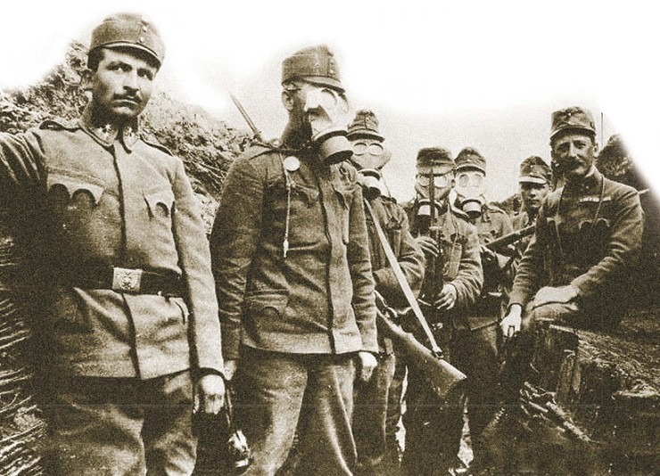 Австрийские солдаты в окопах. В противогазах и с винтовками Манлихера
