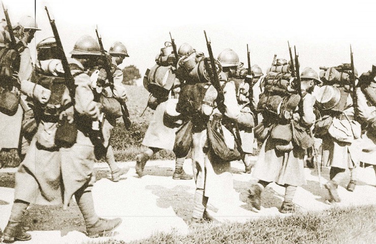Колонна солдат французской армии в полном снаряжении с винтовками «Lebel»
