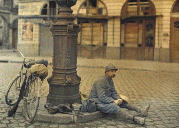 Французский солдат завтракает на Ройал платц. Рядом стоит велосипед, к нему прислонен карабин «Lebel-Berthier». Реймс, 1 апреля 1917 г.