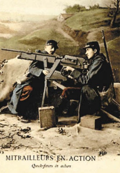 На открытке времен начала Первой мировой войны изображен процесс заряжания пулемета «St. Etienne» пачкой на 30 патронов