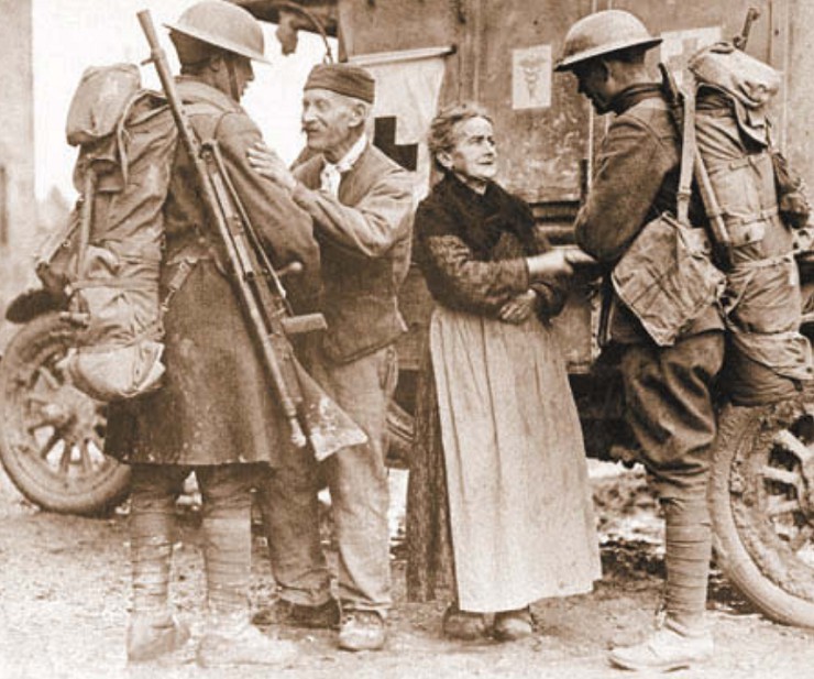 Британские солдаты с пулеметом конструкции Шоша принимают благодарность от бельгийской семейной пары