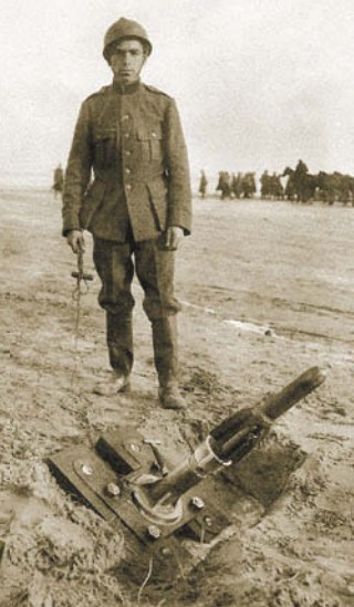 Французский минометчик с 70-мм минометом «Van Deuren» бельгийской конструкции