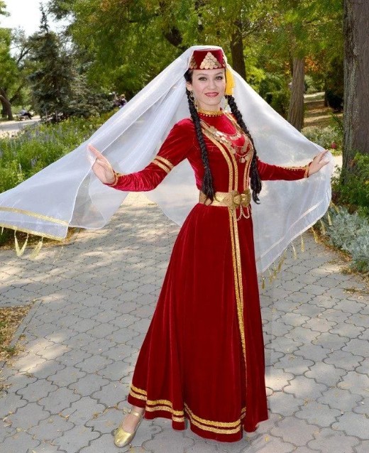 Девушка в татарском национальном свадебном наряде