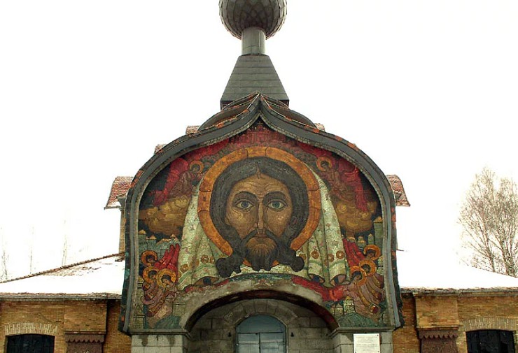 Мозаика на фасаде церкви Святого Духа в Талашкино