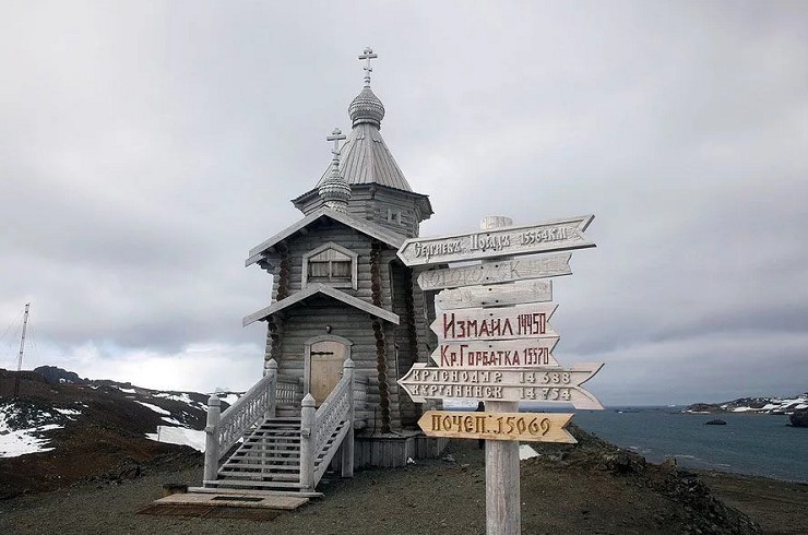 Церковь Святой Троицы возле российской полярной станции Беллинсгаузен