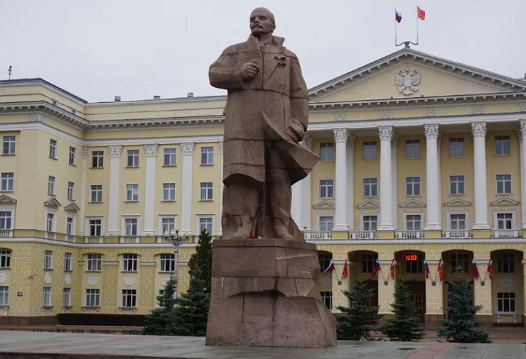 Статуя В. И. Ленина в Смоленске