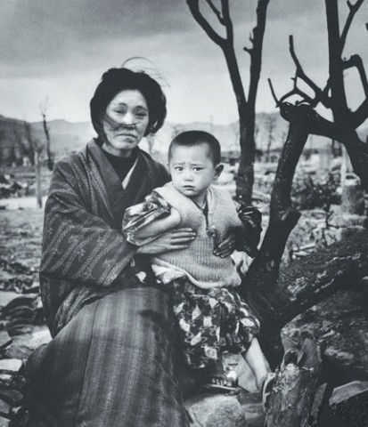 Мать с ребенком в разрушенной Хиросиме