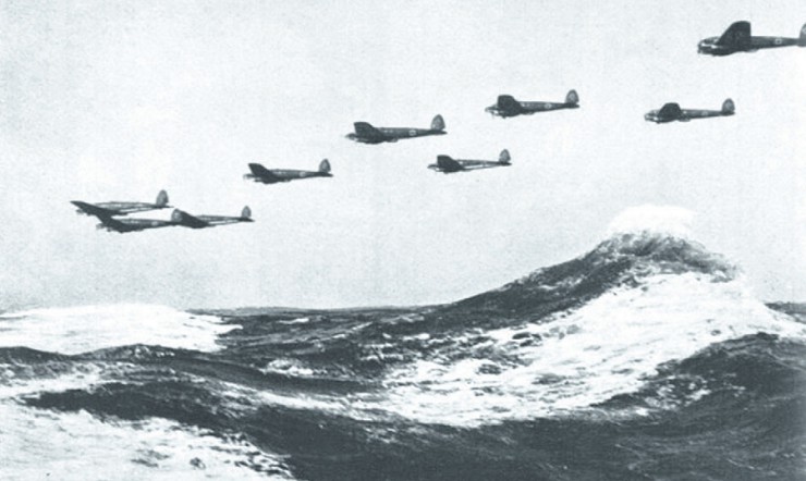Строй немецких бомбардировщиков летит на малой высоте над волнами Ла-Манша