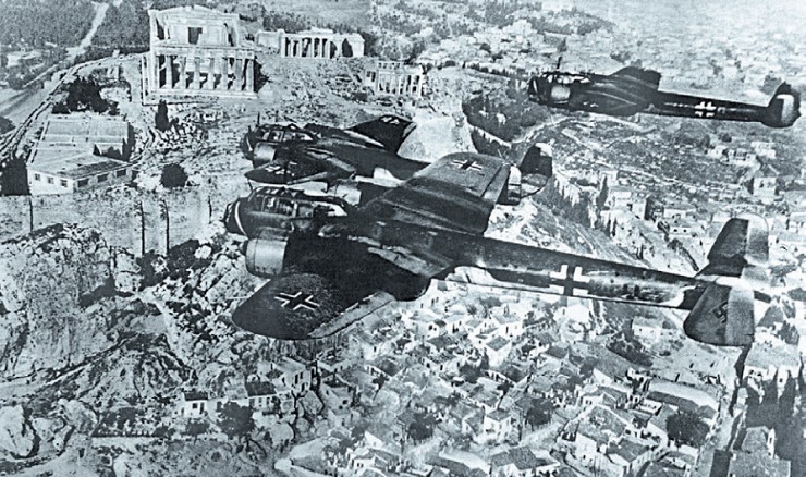Немецкие бомбардировщики над Афинским Акрополем. Весна 1941 г.