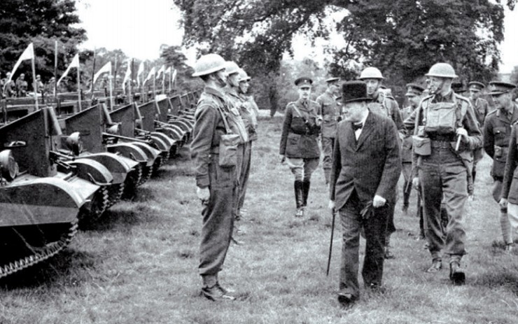 Премьер У. Черчилль инспектирует английские войска