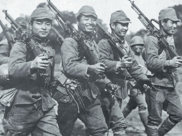 Японские солдаты маршируют с трофейными пулеметами